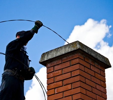 Schornsteinfeger reinigt Kamin